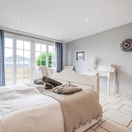 Private Jacuzzi, 3 Suites, Enclosed Garden & Parking Villa Hipsheim