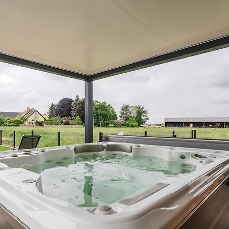 Private Jacuzzi, 3 Suites, Enclosed Garden & Parking