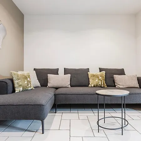 Private Jacuzzi, 3 Suites, Enclosed Garden & Parking Villa *