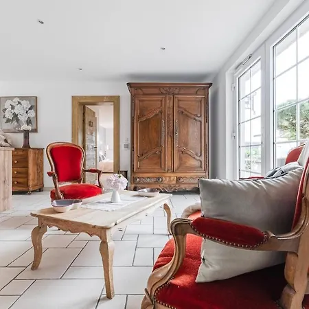 Private Jacuzzi, 3 Suites, Enclosed Garden & Parking Villa