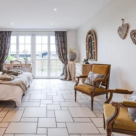 Private Jacuzzi, 3 Suites, Enclosed Garden & Parking Villa Hipsheim