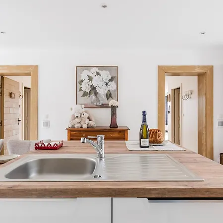 Villa Private Jacuzzi, 3 Suites, Enclosed Garden & Parking