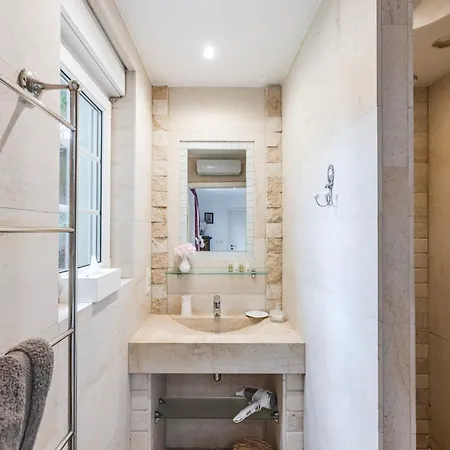 Private Jacuzzi, 3 Suites, Enclosed Garden & Parking Villa *