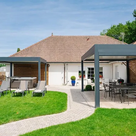 Private Jacuzzi, 3 Suites, Enclosed Garden & Parking