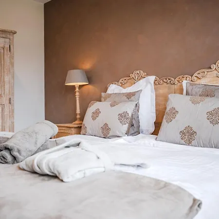 Private Jacuzzi, 3 Suites, Enclosed Garden & Parking Villa Hipsheim