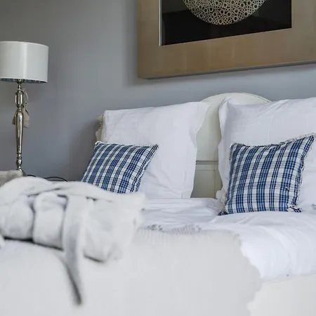Private Jacuzzi, 3 Suites, Enclosed Garden & Parking