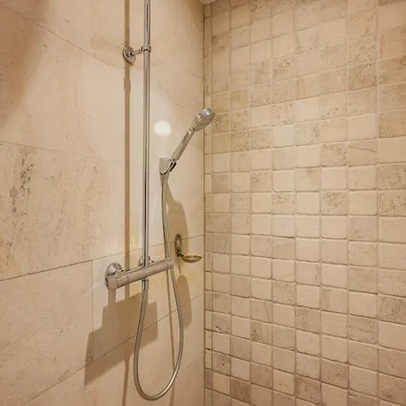 Private Jacuzzi, 3 Suites, Enclosed Garden & Parking