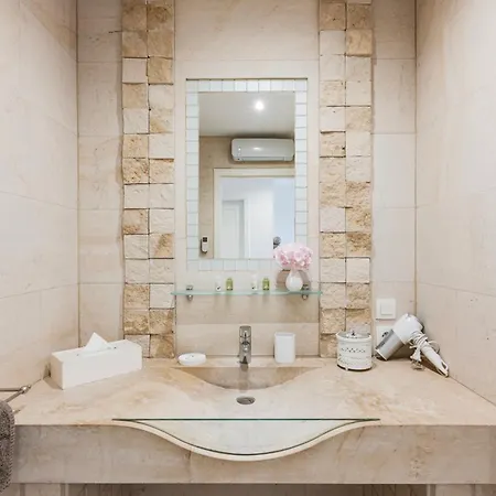 Villa Private Jacuzzi, 3 Suites, Enclosed Garden & Parking