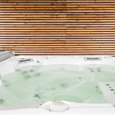 Villa Private Jacuzzi, 3 Suites, Enclosed Garden & Parking