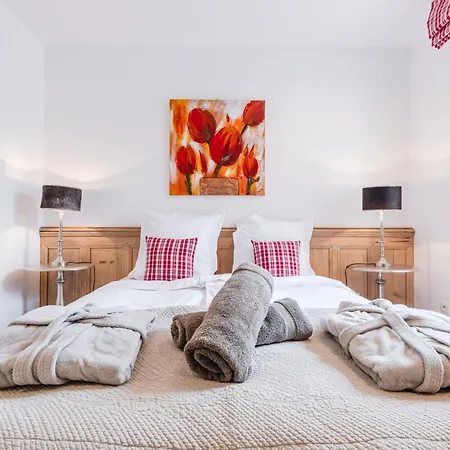 Villa Private Jacuzzi, 3 Suites, Enclosed Garden & Parking *