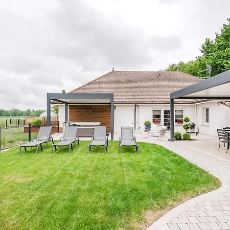 Private Jacuzzi, 3 Suites, Enclosed Garden & Parking Villa