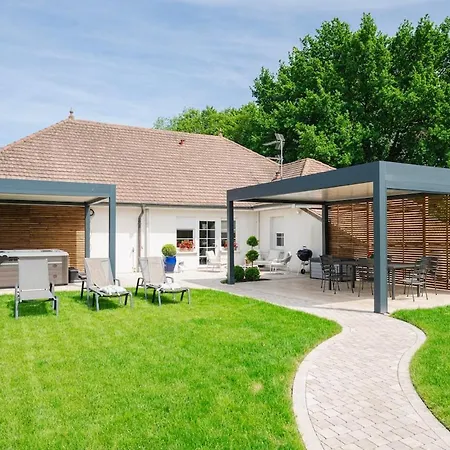 Private Jacuzzi, 3 Suites, Enclosed Garden & Parking *