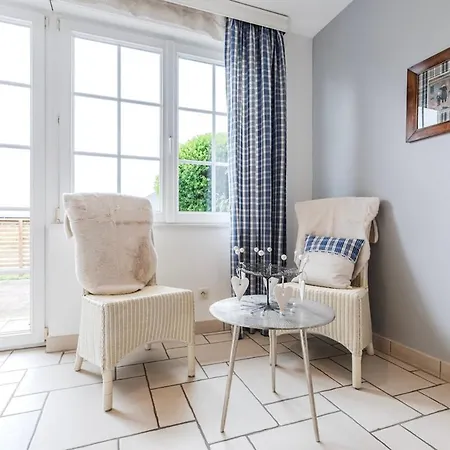 Private Jacuzzi, 3 Suites, Enclosed Garden & Parking
