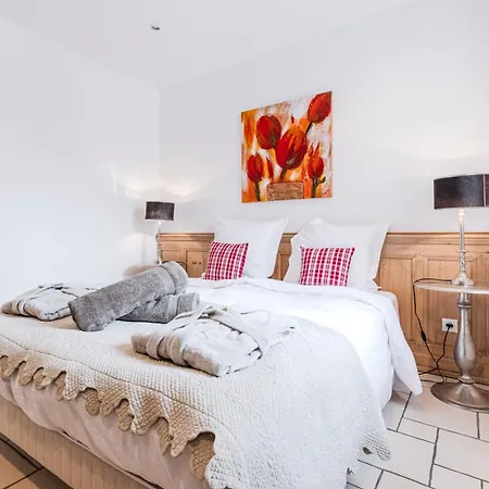 Private Jacuzzi, 3 Suites, Enclosed Garden & Parking *