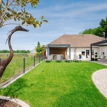 Private Jacuzzi, 3 Suites, Enclosed Garden & Parking Villa Hipsheim