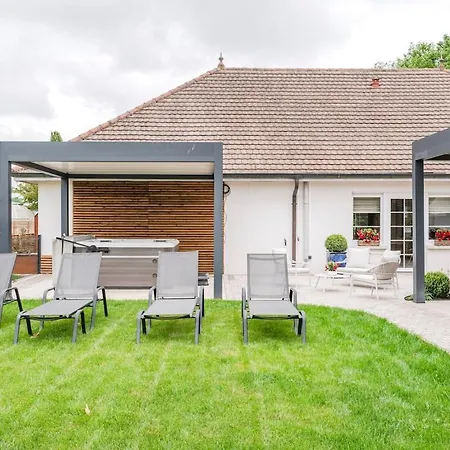 Private Jacuzzi, 3 Suites, Enclosed Garden & Parking