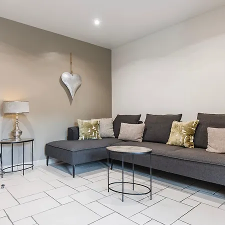 Private Jacuzzi, 3 Suites, Enclosed Garden & Parking