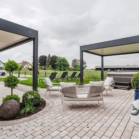 Private Jacuzzi, 3 Suites, Enclosed Garden & Parking
