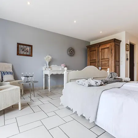 Private Jacuzzi, 3 Suites, Enclosed Garden & Parking Villa
