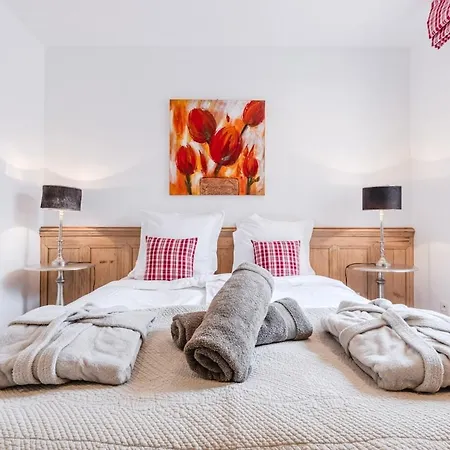 Private Jacuzzi, 3 Suites, Enclosed Garden & Parking Villa *