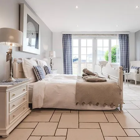 Private Jacuzzi, 3 Suites, Enclosed Garden & Parking Villa *