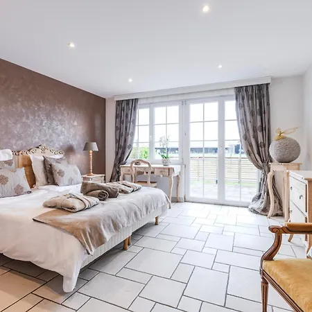 Private Jacuzzi, 3 Suites, Enclosed Garden & Parking Villa *