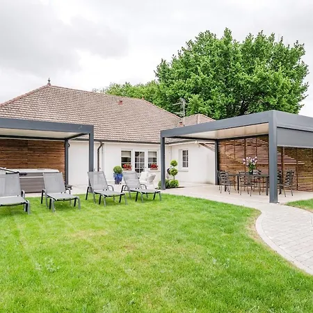 Villa Private Jacuzzi, 3 Suites, Enclosed Garden & Parking *